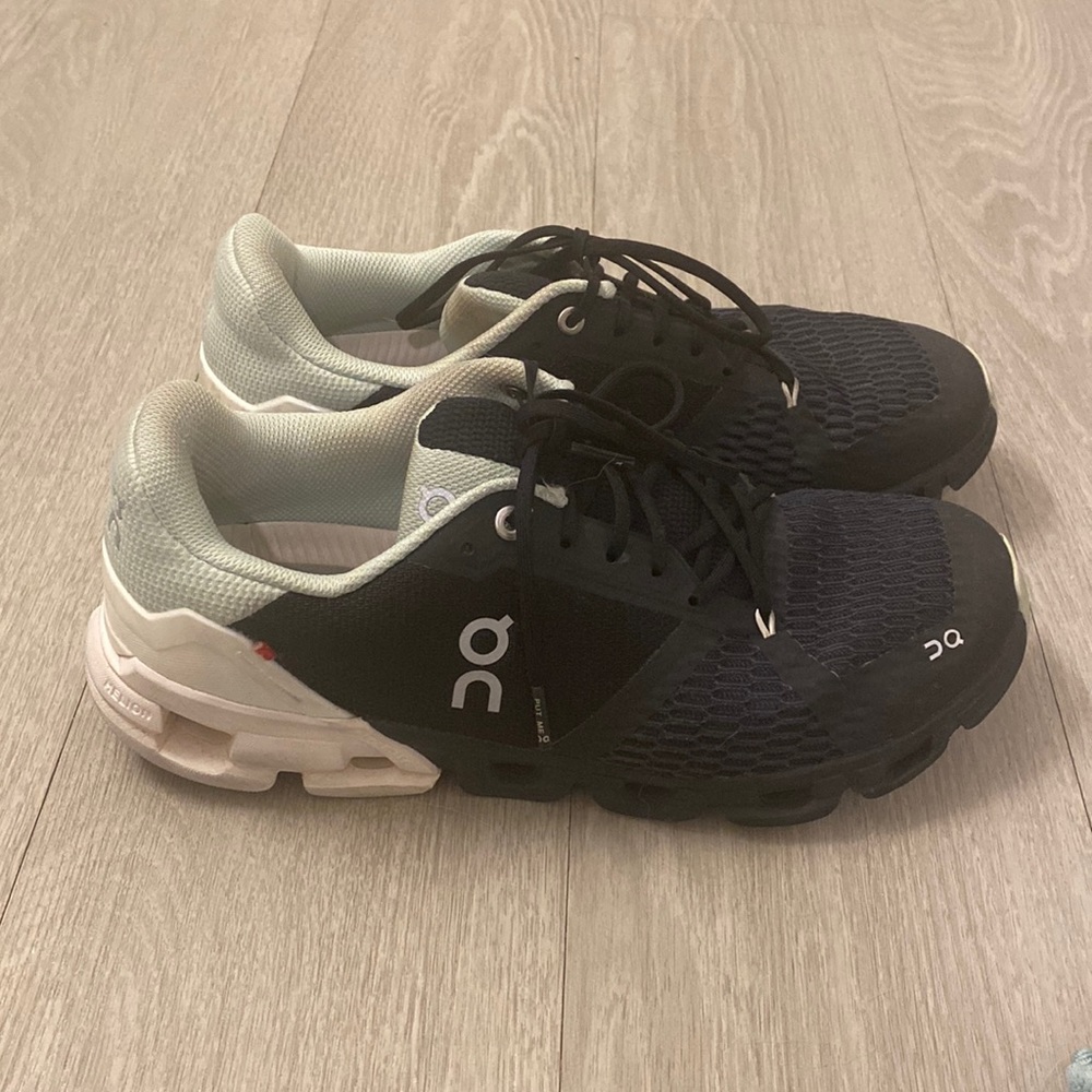 OnCloud Cloudflyer Womens Sneaker size 9